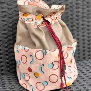 Pochon en simili cuir beige et tissus rose à motifs