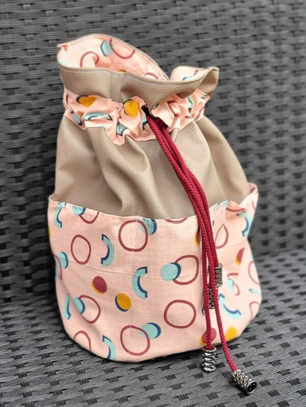 Pochon en simili cuir beige et tissus rose à motifs