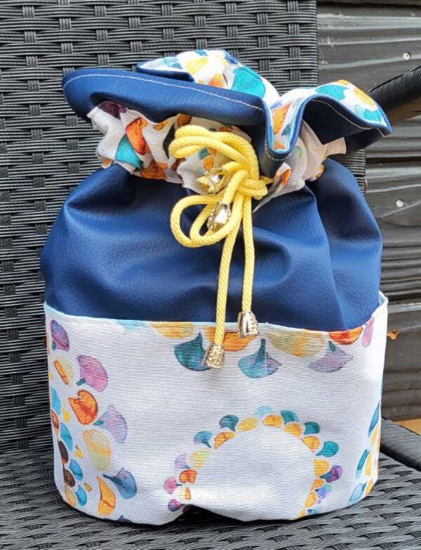 Pochon artisanal en simili cuir bleu et tissu floral