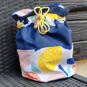 Pochon artisanal de cuir bleu et tissu fruits