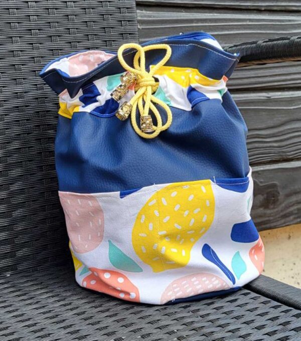Pochon artisanal de cuir bleu et tissu fruits
