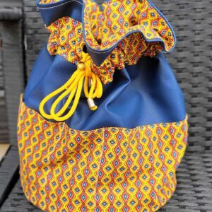Pochon artisanal au cuir bleu et au tissu coloré