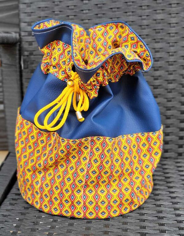 Pochon artisanal au cuir bleu et au tissu coloré