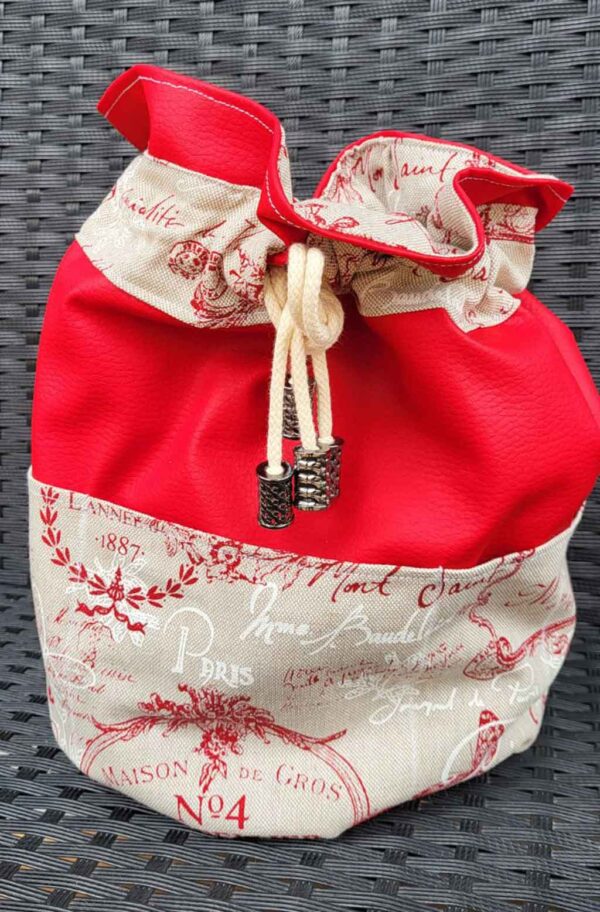 Pochon ou trousse de toilette en simili cuir rouge et tissu beige avec textes