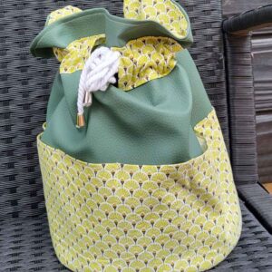 Pochon de toilette en simili cuir vert et tissu