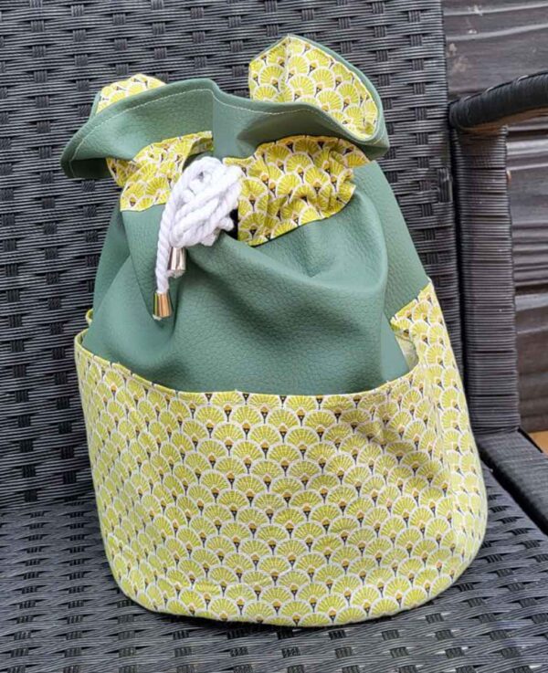 Pochon de toilette en simili cuir vert et tissu