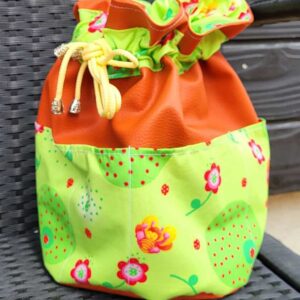 Pochon de toilette artisanal en simili cuir orange et tissu vert