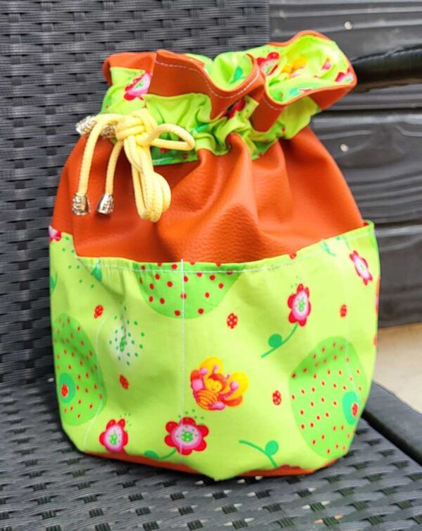 Pochon de toilette artisanal en simili cuir orange et tissu vert
